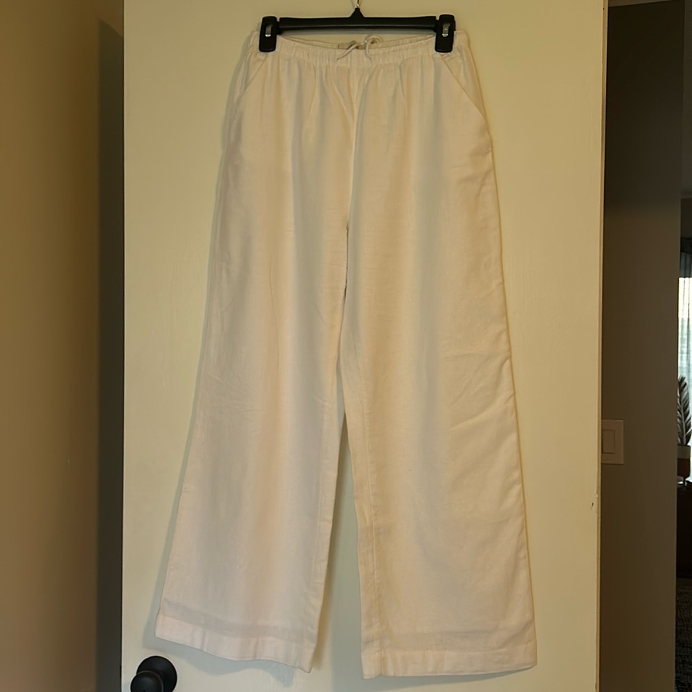 Abercrombie and Fitch. White pull on pant. Size Small Short.